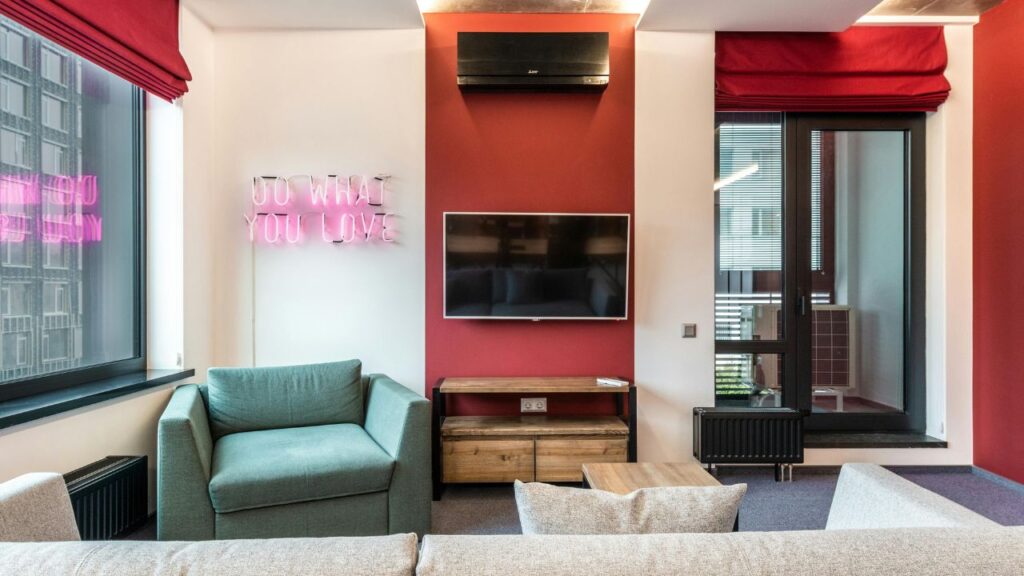 Why Closing Window Blinds the Right Way Actually Matters