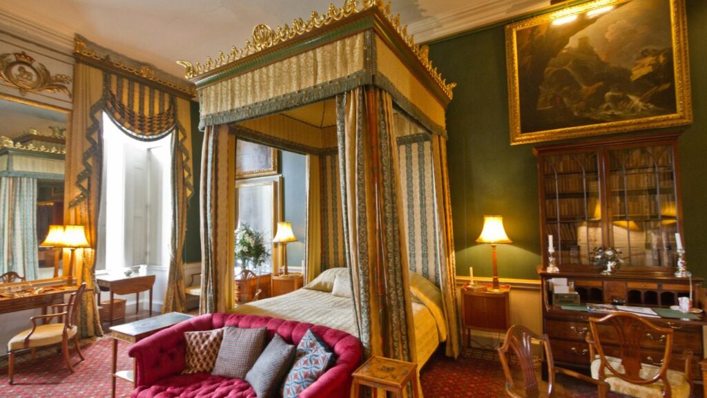 Dining Room: Host Feasts Worthy of a Banquet Hall