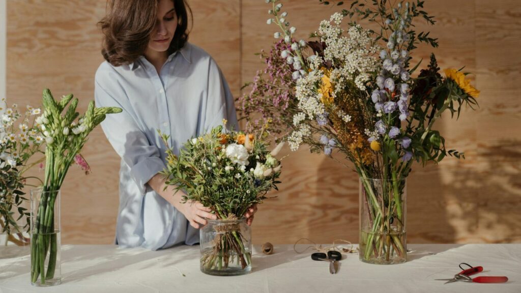 How to Make Flower Arrangements in Mason Jars at Home