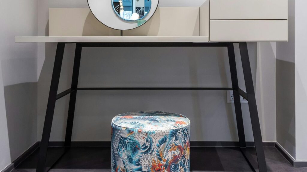 Minimalist Style Makeup Chairs