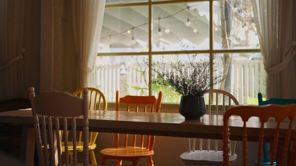 How to Choose the Best Farmhouse Chairs and Table