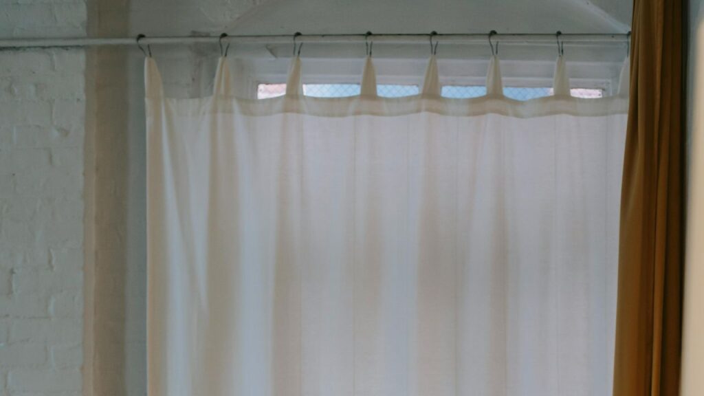 Top Brands That Sell Lucite Curtain Hardware