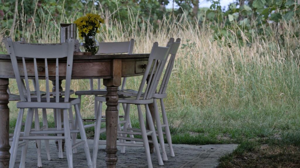 Why Choose a Farmhouse Chairs and Table Set?