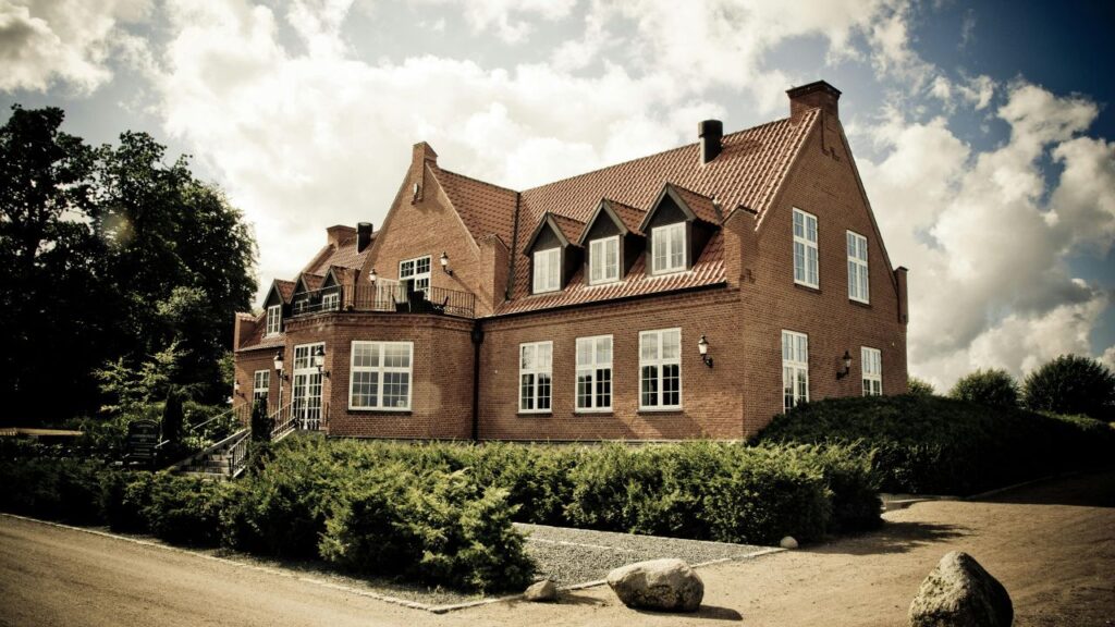 Gable Windows vs. Dormer Windows