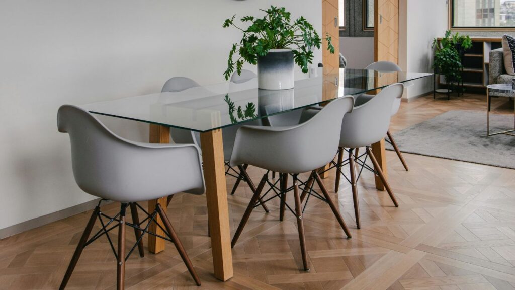 What to Look for in Dining Room Chairs With Wheels